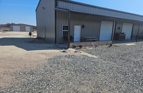 Kingston House | Cozy Guest Room in awesome Kingston with AC close to lake Texoma Lots of parking