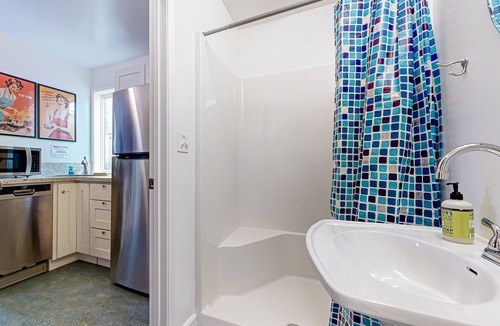 Johns Landing House | Cozy Guest Suite Attached to the Back of a Residence in the heart of Portland