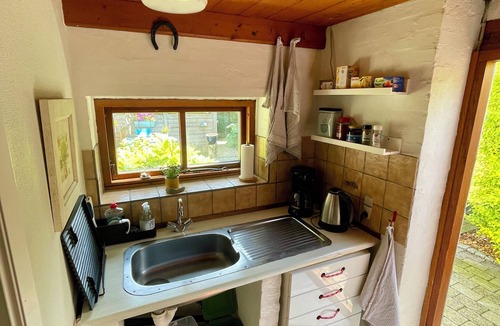 Broby Cabin | Cozy guesthouse by the South Funen Archipelago Trail. Whole house, pet friendly.