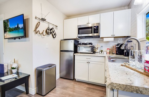 North San Antonio - SAT House | Cozy Guesthouse Retreat with King size Suite!