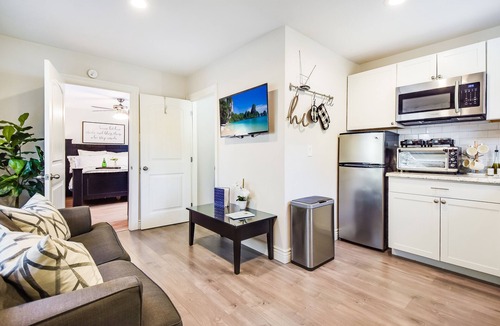 North San Antonio - SAT House | Cozy Guesthouse Retreat with King size Suite!
