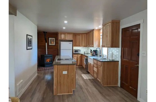 Bend Cottage | Cozy Guesthouse with Large Kitchen