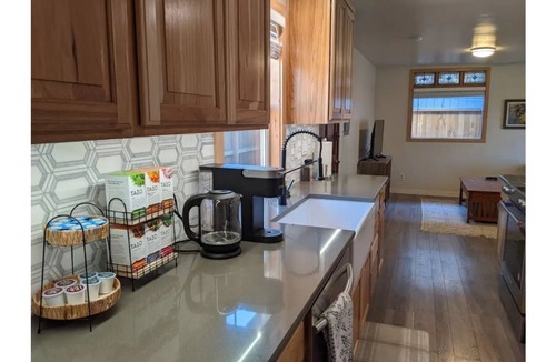 Bend Cottage | Cozy Guesthouse with Large Kitchen