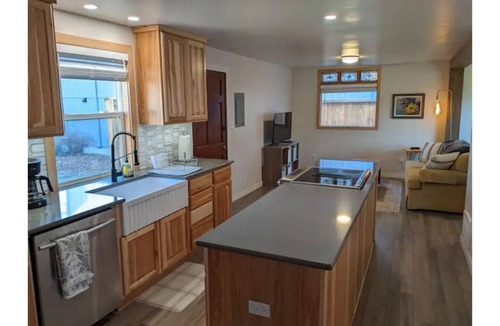 Bend Cottage | Cozy Guesthouse with Large Kitchen