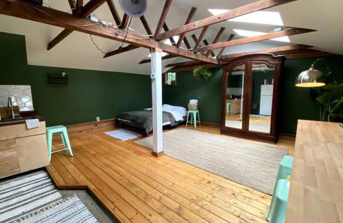 North Beacon Hill Apartment | Cozy guesthouse with sauna