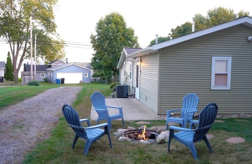 Shelbyville House | Cozy Gun Lake Hideaway