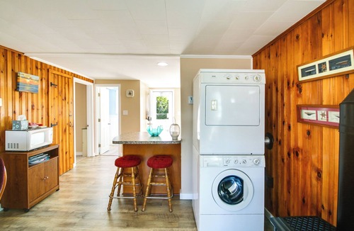Hampton Cottage | Cozy Hampton Cottage - Walk to Beaches & Marina!
