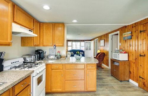 Hampton Cottage | Cozy Hampton Cottage - Walk to Beaches & Marina!