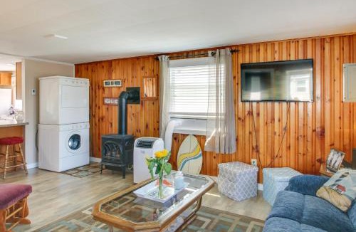 Hampton House | Cozy Hampton Cottage - Walk to Beaches & Marina!