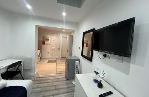 South Harrow Apartment | Cozy Harrow Studio with Extra Bed