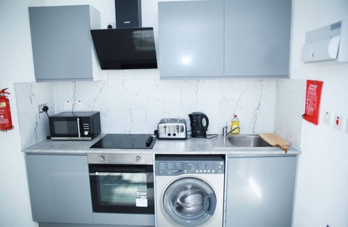 South Harrow Apartment | Cozy Harrow Studio with Extra Bed