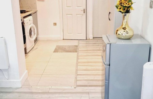 South Harrow Apartment | Cozy Harrow Studio with Extra Bed