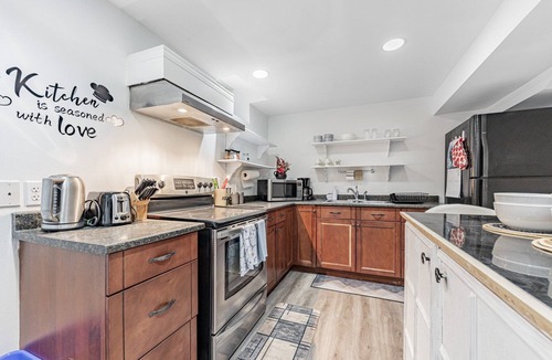 Whitby Apartment | Cozy Haven Retreat 2 Bed Basement