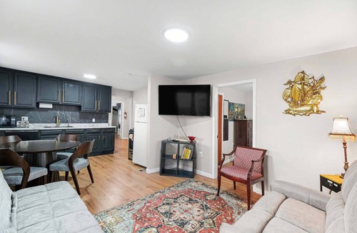 Hazel Park House | Cozy Hazel Park 2BR retreat w/free parking near top attractions