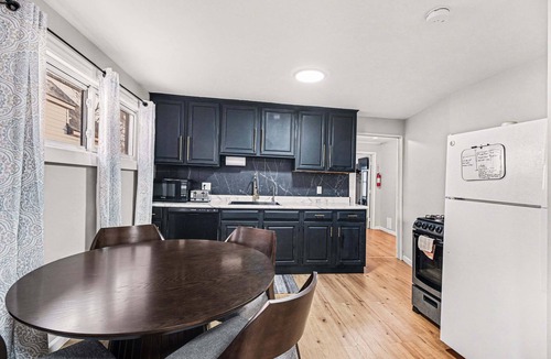 Hazel Park House | Cozy Hazel Park 2BR retreat w/free parking near top attractions