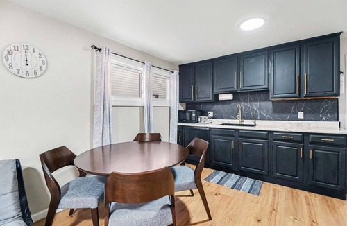 Hazel Park House | Cozy Hazel Park 2BR retreat w/free parking near top attractions