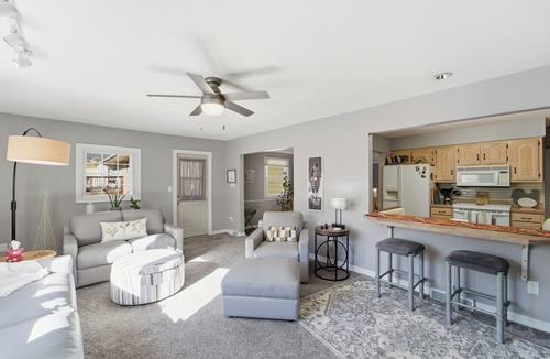 Windsor Heights House | Cozy Heights Retreat | Baker's Kitchen & Sleeps 10