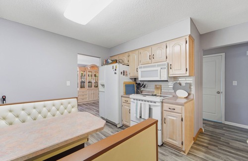Windsor Heights House | Cozy Heights Retreat | Baker's Kitchen & Sleeps 10