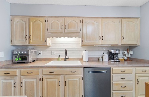 Windsor Heights House | Cozy Heights Retreat | Baker's Kitchen & Sleeps 10