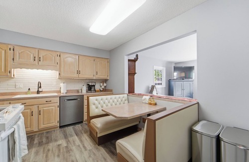 Windsor Heights House | Cozy Heights Retreat | Baker's Kitchen & Sleeps 10