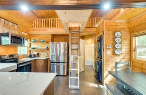 Hemphill House | Cozy Hemphill Cabin w/Lake Views & Deck!