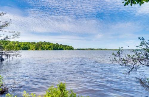 Hemphill House | Cozy Hemphill Cabin w/Lake Views & Deck!