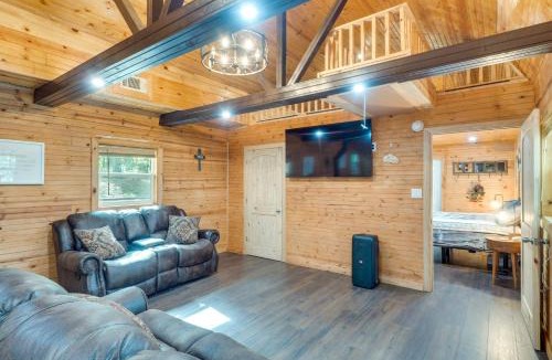 Hemphill House | Cozy Hemphill Cabin w/Lake Views & Deck!