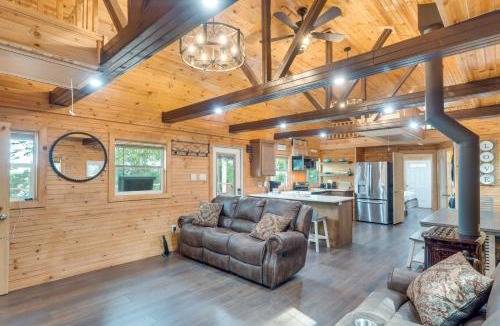 Hemphill House | Cozy Hemphill Cabin w/Lake Views & Deck!