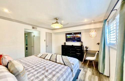 North Dallas House | Cozy Hideaway Central Location Modern Elegance