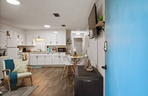 West Pensacola House | "Cozy Hideaway", fire pit, bbq, kid & dog friendly