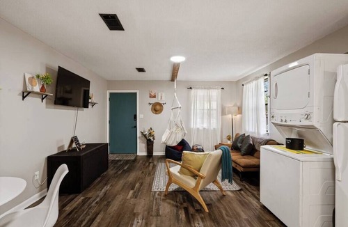 West Pensacola House | "Cozy Hideaway", fire pit, bbq, kid & dog friendly