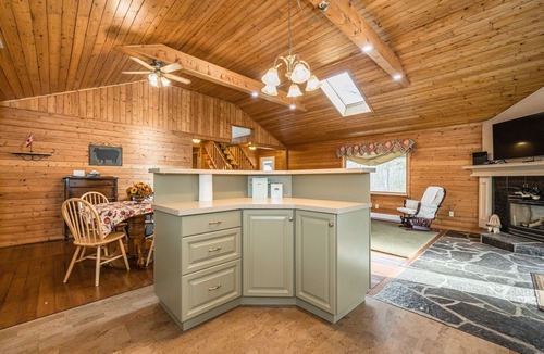Colpoys Bay Cabin | Cozy Hideaway: Hot Tub & Nature Escapes