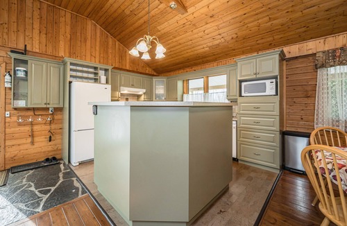 Colpoys Bay Cabin | Cozy Hideaway: Hot Tub & Nature Escapes