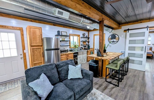 Jackson County Cabin | Cozy Hideaway in Rustic Container Home on Private 10 Acres - Fire pit & Hot tub