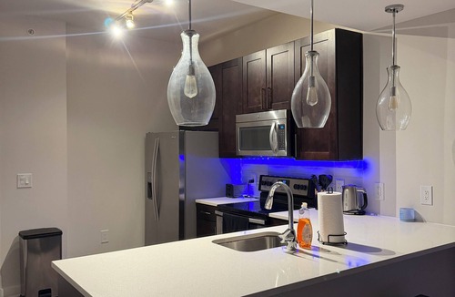 North Buckhead Apartment | Cozy high rise in Buckhead with city view