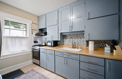 Des Moines House | Cozy Highland Park Bungalow