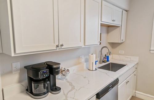 Highwood Apartment | Cozy Highwood Apt- 4 Bed 2 train stops to Naval Base!