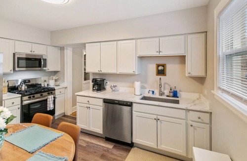 Highwood Apartment | Cozy Highwood Apt- 4 Bed 2 train stops to Naval Base!