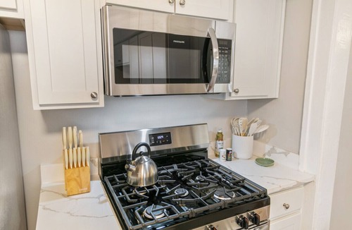 Highwood Apartment | Cozy Highwood Apt- 4 Bed 2 train stops to Naval Base!