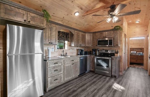 Charlotte Cabin | Cozy Hillside Cabin 2/1 Peaceful