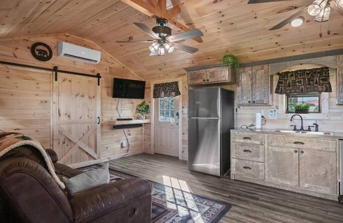 Charlotte Cabin | Cozy Hillside Cabin 2/1 Peaceful