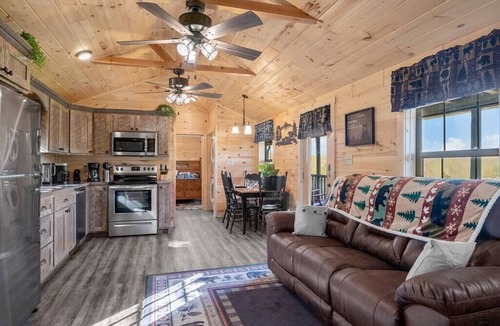 Charlotte Cabin | Cozy Hillside Cabin 2/1 Peaceful