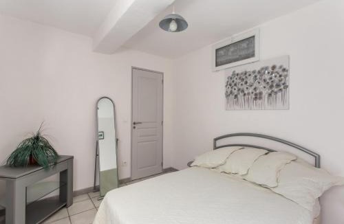 Berre-des-Alpes House | Cozy Hillside Escape in Berre