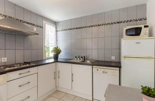 Berre-des-Alpes House | Cozy Hillside Escape in Berre