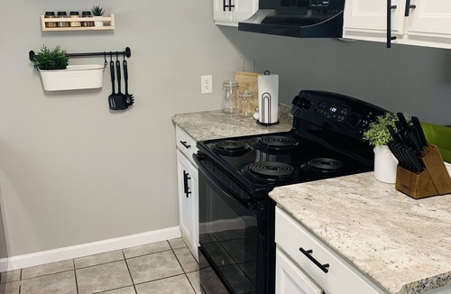 Paris House | Cozy & Hip 2-bedroom home - 5 min from Downtown