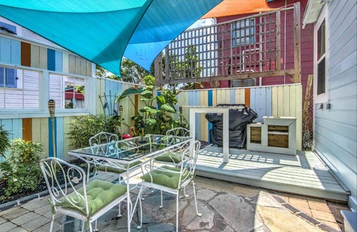 San Jacinto House | Cozy Historic Beach Cottage II