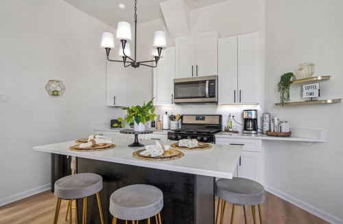 Denver Heights Apartment | Cozy Historic Gem: 5 Mins to Downtown SA