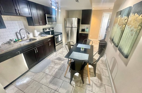 DeBaliviere Place Apartment | Cozy Historic Stay in CWE | Walk to Forest Park