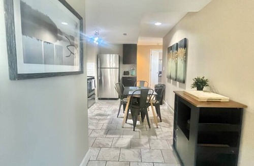 DeBaliviere Place Apartment | Cozy Historic Stay in CWE | Walk to Forest Park