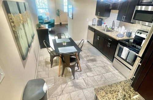 DeBaliviere Place Apartment | Cozy Historic Stay in CWE | Walk to Forest Park